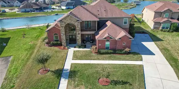 5933 Lago Vista Drive