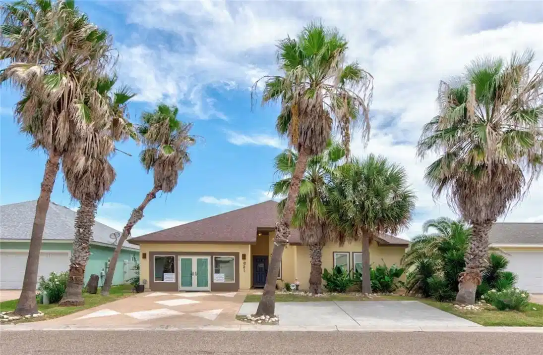 Image 1: Nearly 3000 sqft of fun! Sleeps 16! Fully furnishe