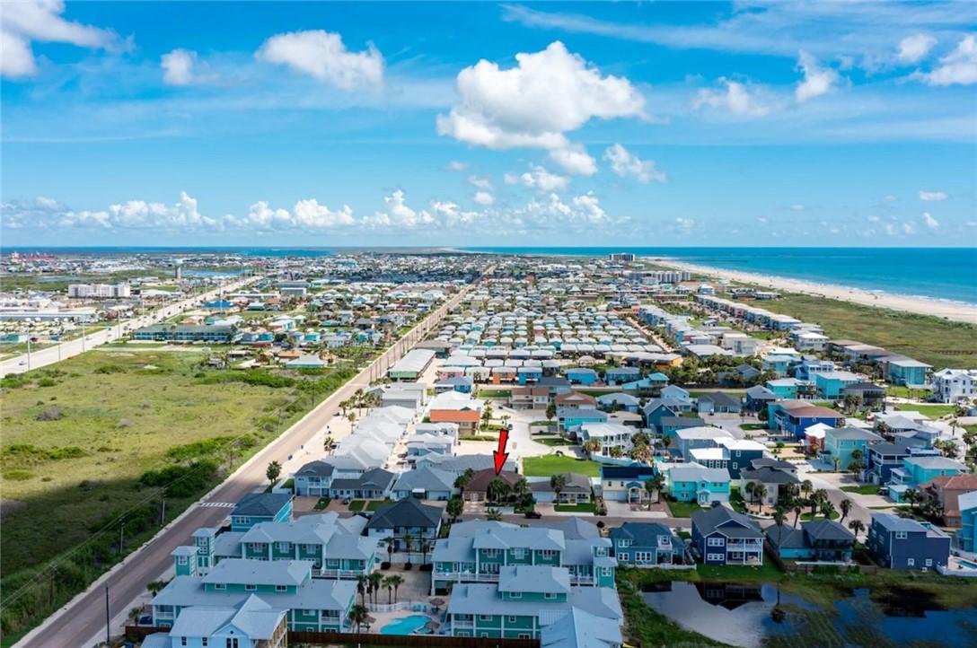 Image 2: Easy drive or take a golfcart rental to the beach