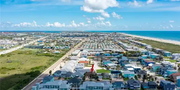 Image 2: Easy drive or take a golfcart rental to the beach