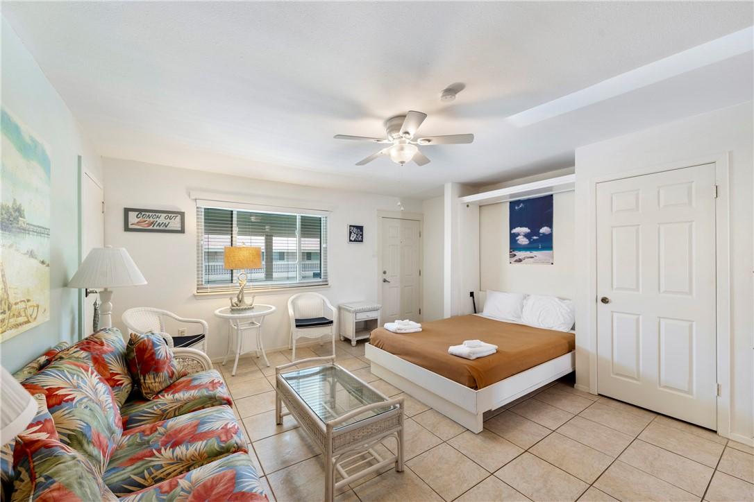 Image 4: Living Room