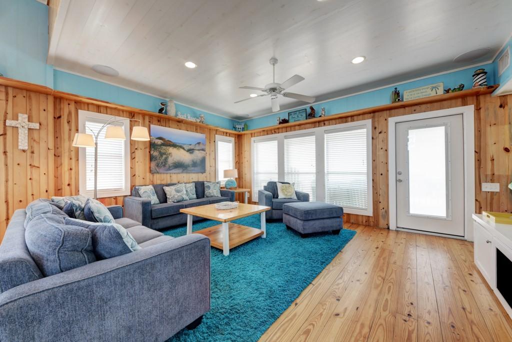 Image 4: Living Room