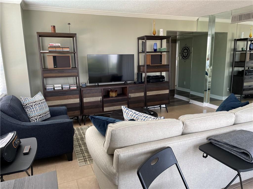 Image 4: Lovely large living room