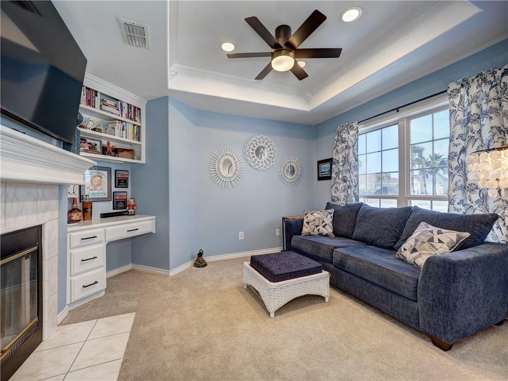 Image 3: Sitting area/office