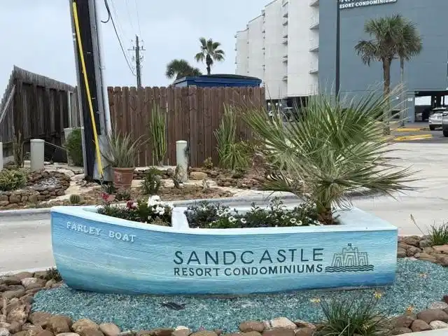 Image 1: Sandcastle Entrance