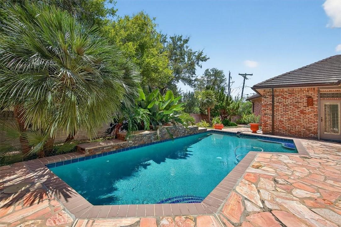 Image 4: POOL!