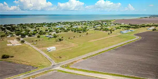 Image 3: Call listing agent for specific lot details. Can c