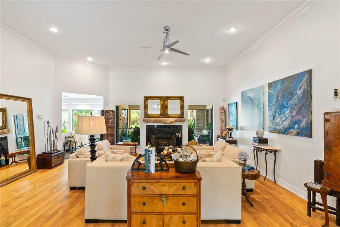 Image 3: Front living room