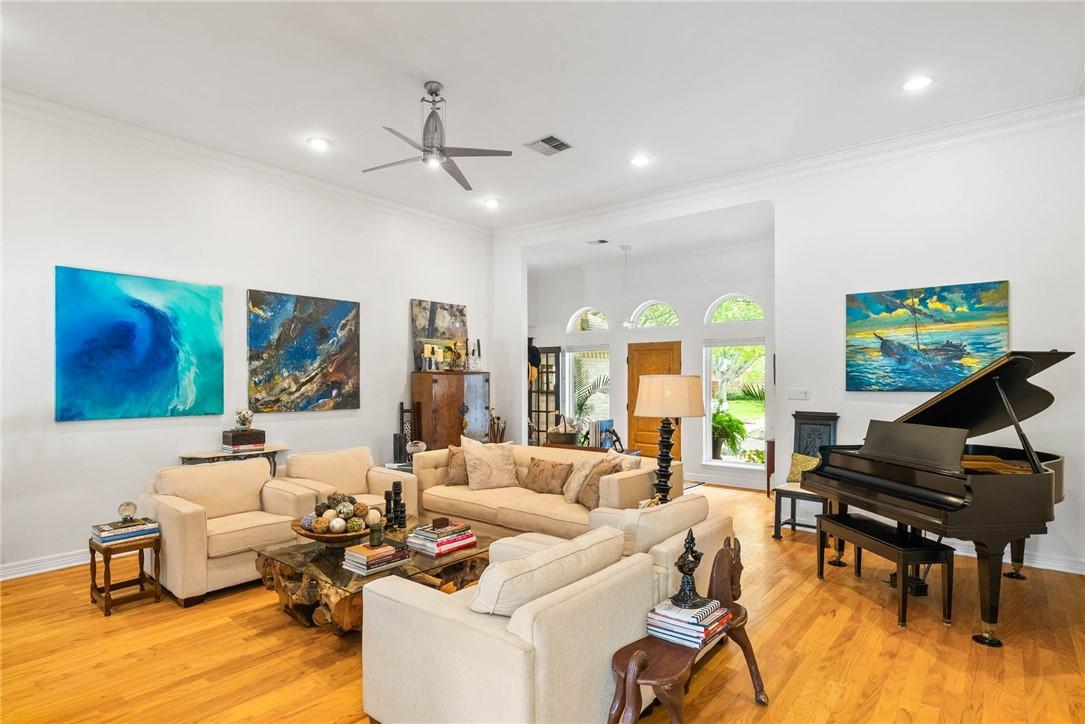 Image 4: Front living room