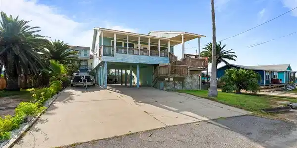 Image 4: Side lot offers 2 additional parking spaces