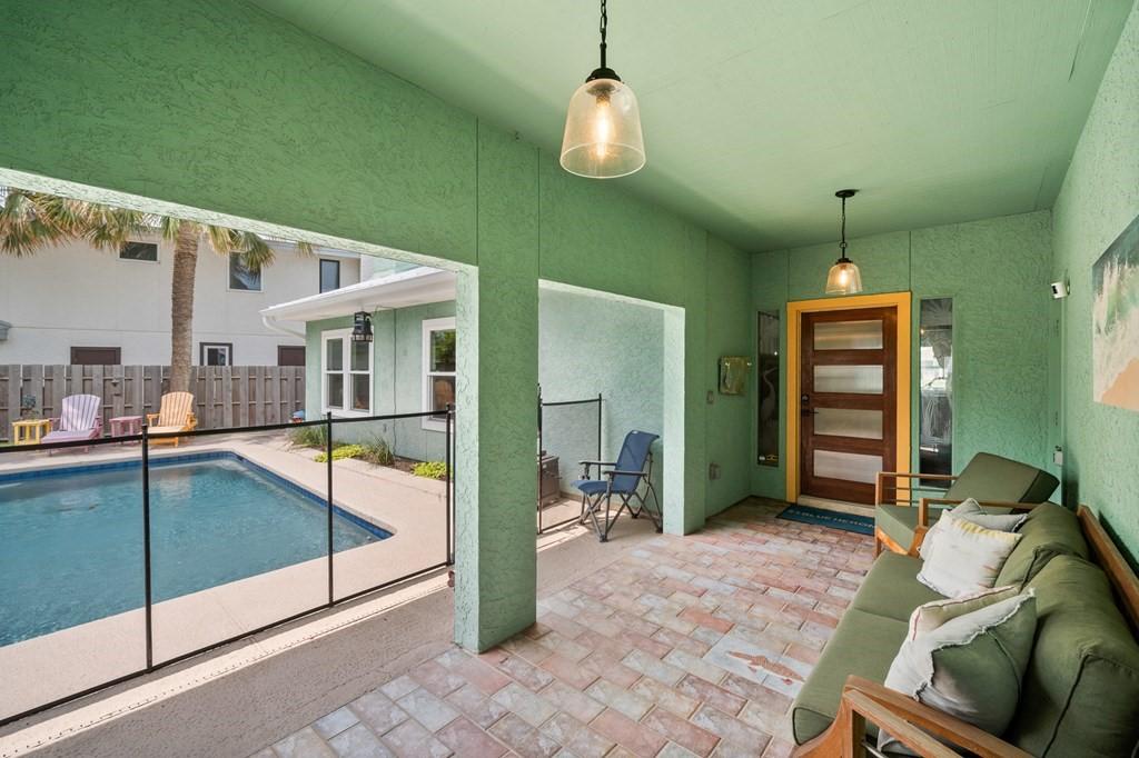 Image 3: Charming Courtyard entry