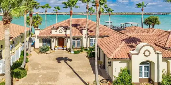 638 Shoreline Circle