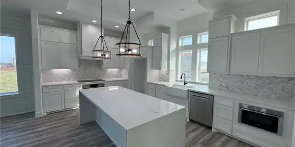 Image 4: Kitchen