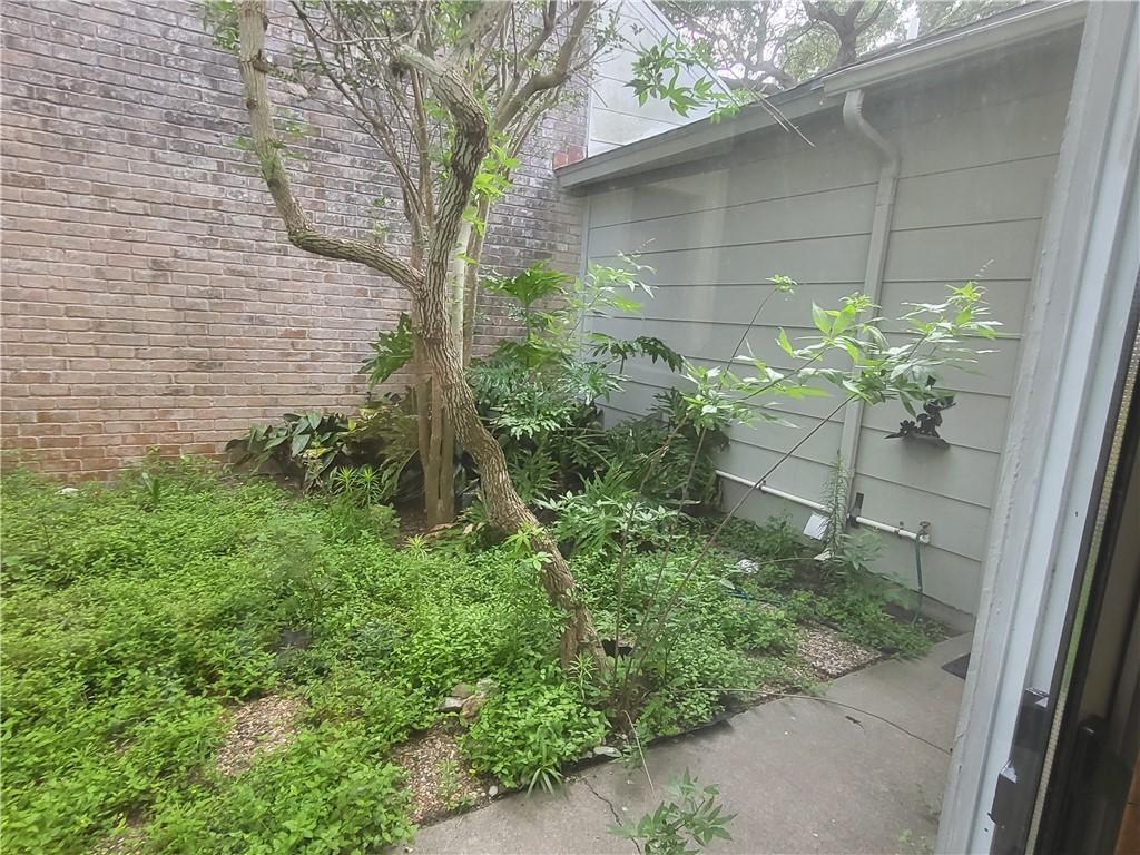 Image 4: garden side yard