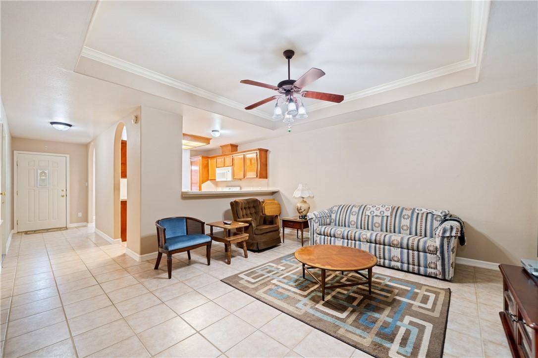 Image 4: LIVING ROOM