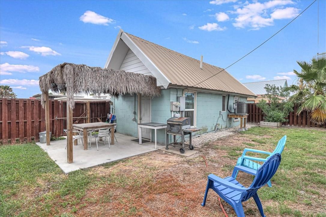 Image 3: Private fenced yard