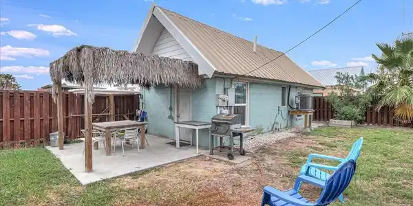 Image 3: Private fenced yard