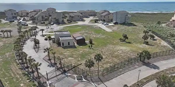 Image 3: Gated community allows short term rentals
