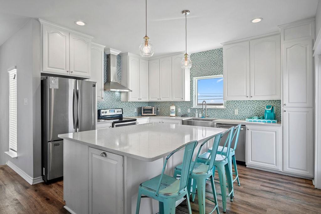 Image 4: Beautiful Kitchen with gorgeous Quartz counter top