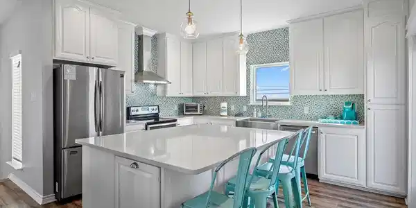 Image 4: Beautiful Kitchen with gorgeous Quartz counter top