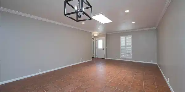 Image 4: Entry to living room