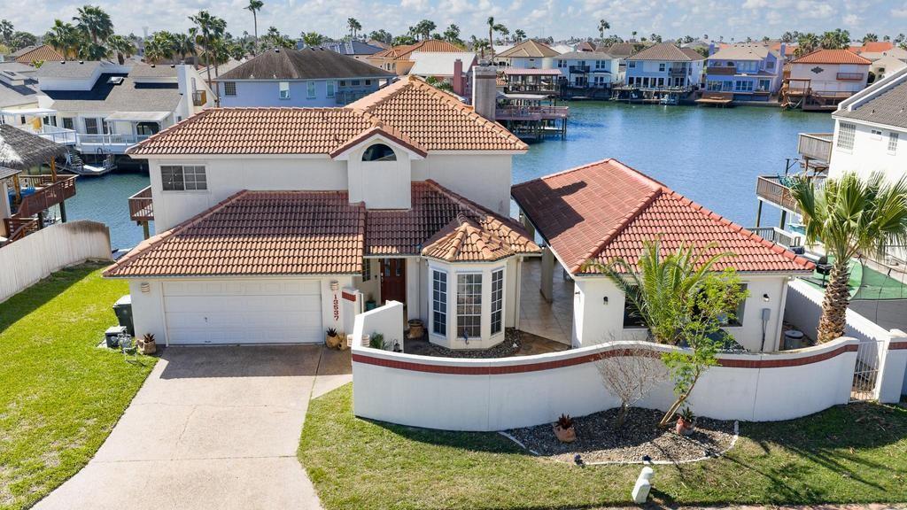 Image 2: Beautiful Island Home with great views