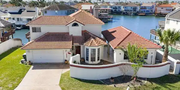Image 2: Beautiful Island Home with great views