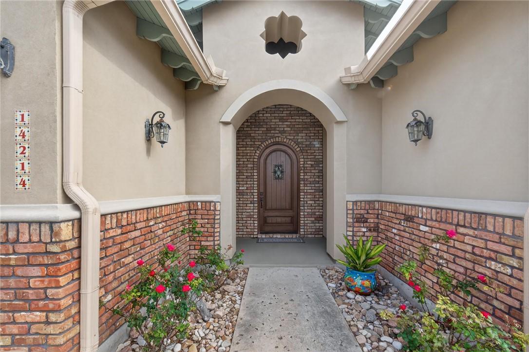 Image 2: Inviting front entrance.