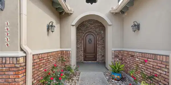 Image 2: Inviting front entrance.