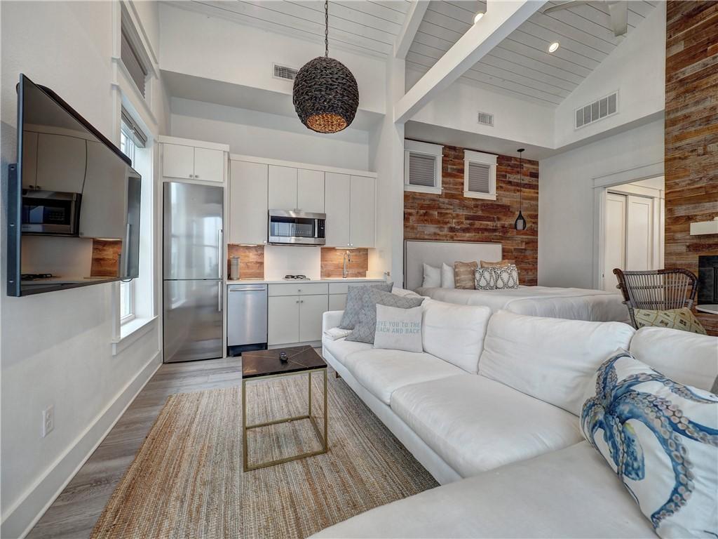 Image 3: Living Room