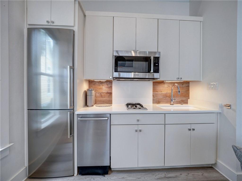 Image 4: Kitchen