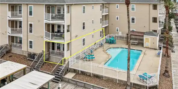 Image 3: Poolside unit.