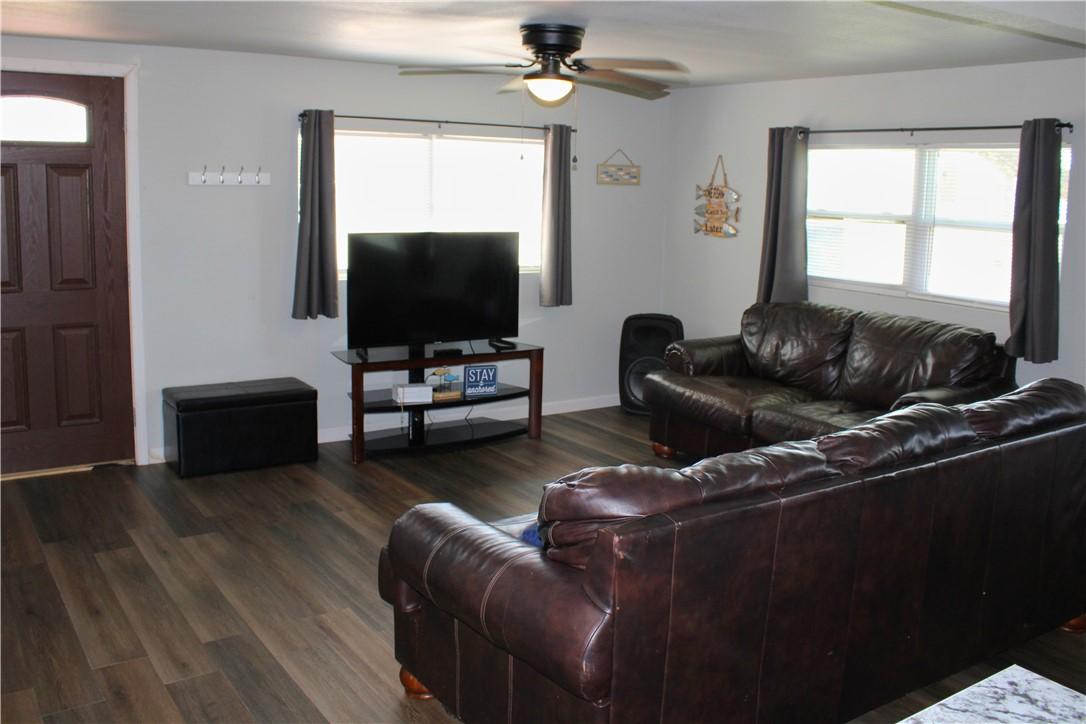 Image 4: Living room