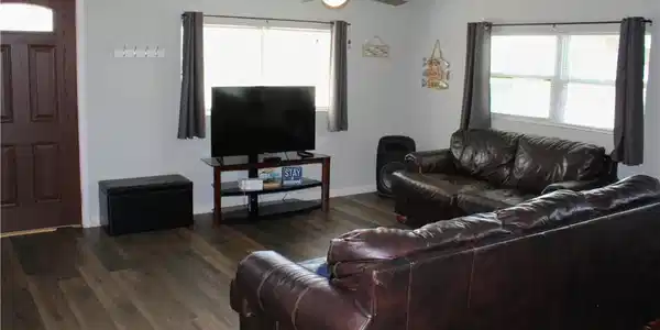 Image 4: Living room