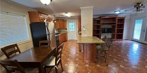 Image 4: Dining room/ Kitchen