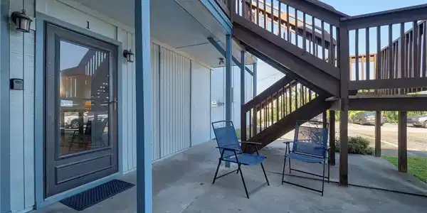 Image 3: No stairs for this unit