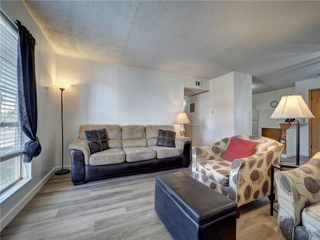 Image 4: Comfortable living Room