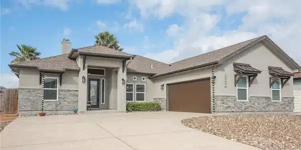 Image 2: Coastal Elegance on Three Fathoms Bank Dr!