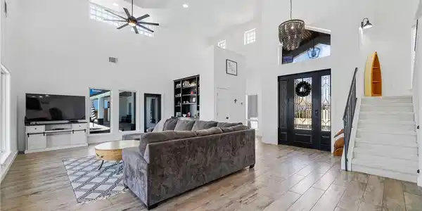 Image 3: high ceilings in the main room