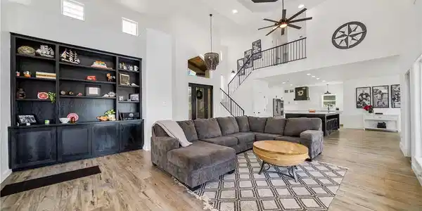 Image 4: built-ins