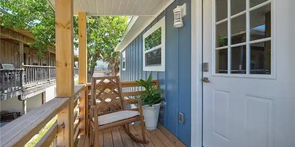 Image 3: Enjoy sitting outside on porch before entering int