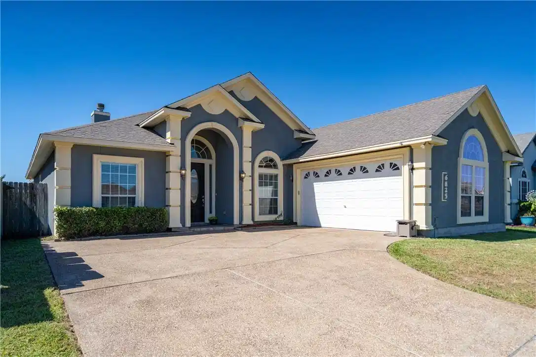 Image 1: Single-Story 4BR with 2 Suites on Cul-de-Sac and N
