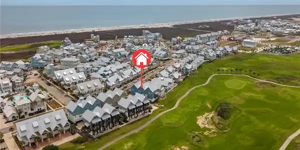 Image 3: Easy access to the oustide perimeter of resort