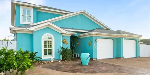 Image 3: Featuring functioning water faucet
