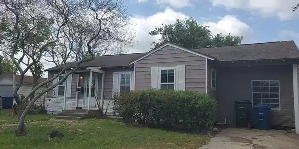 4413 N Cornelia Circle