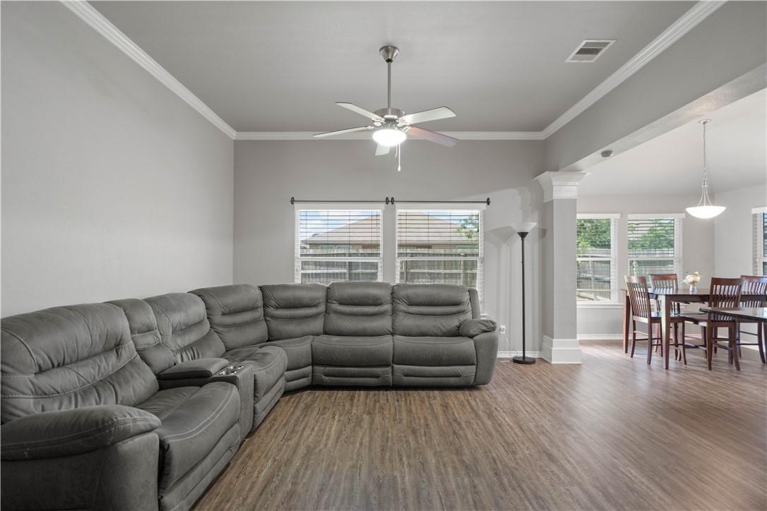 Image 4: Living room