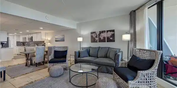 Image 4: Nice size gathering space with views.