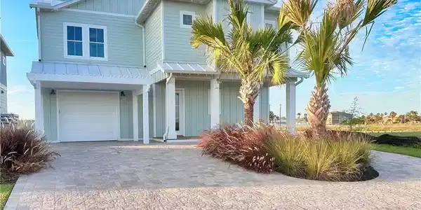 121 Laguna Isles Drive