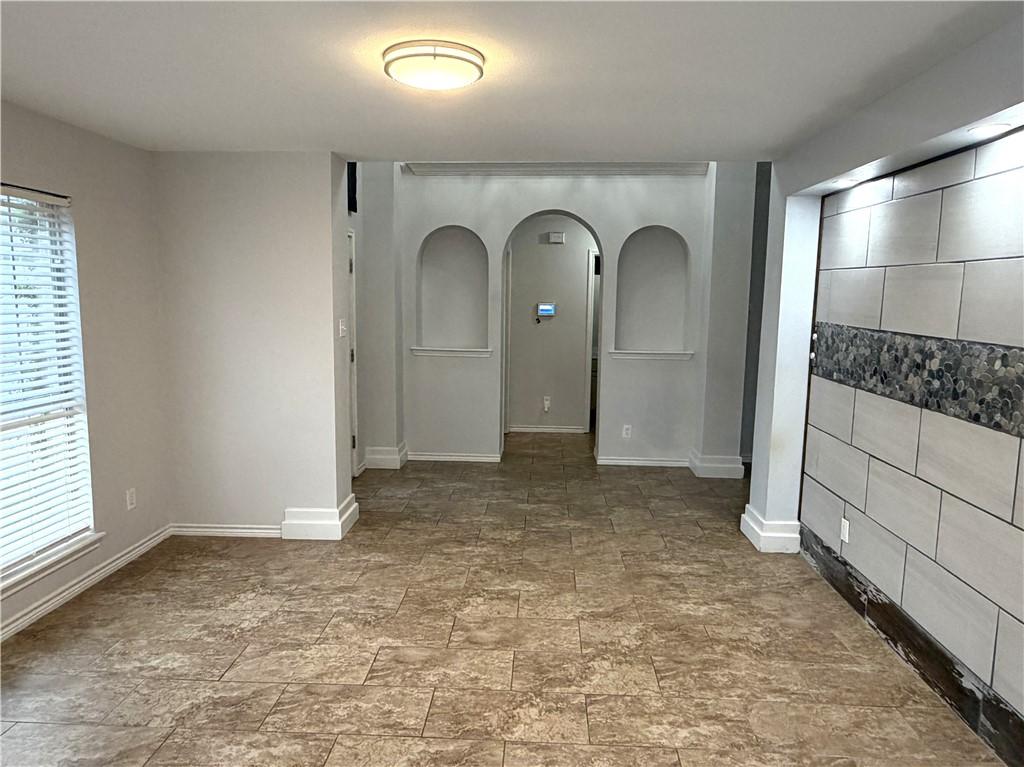 Image 4: Living Room