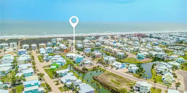 Image 3: Located in the quiet oceanfront community of Beach